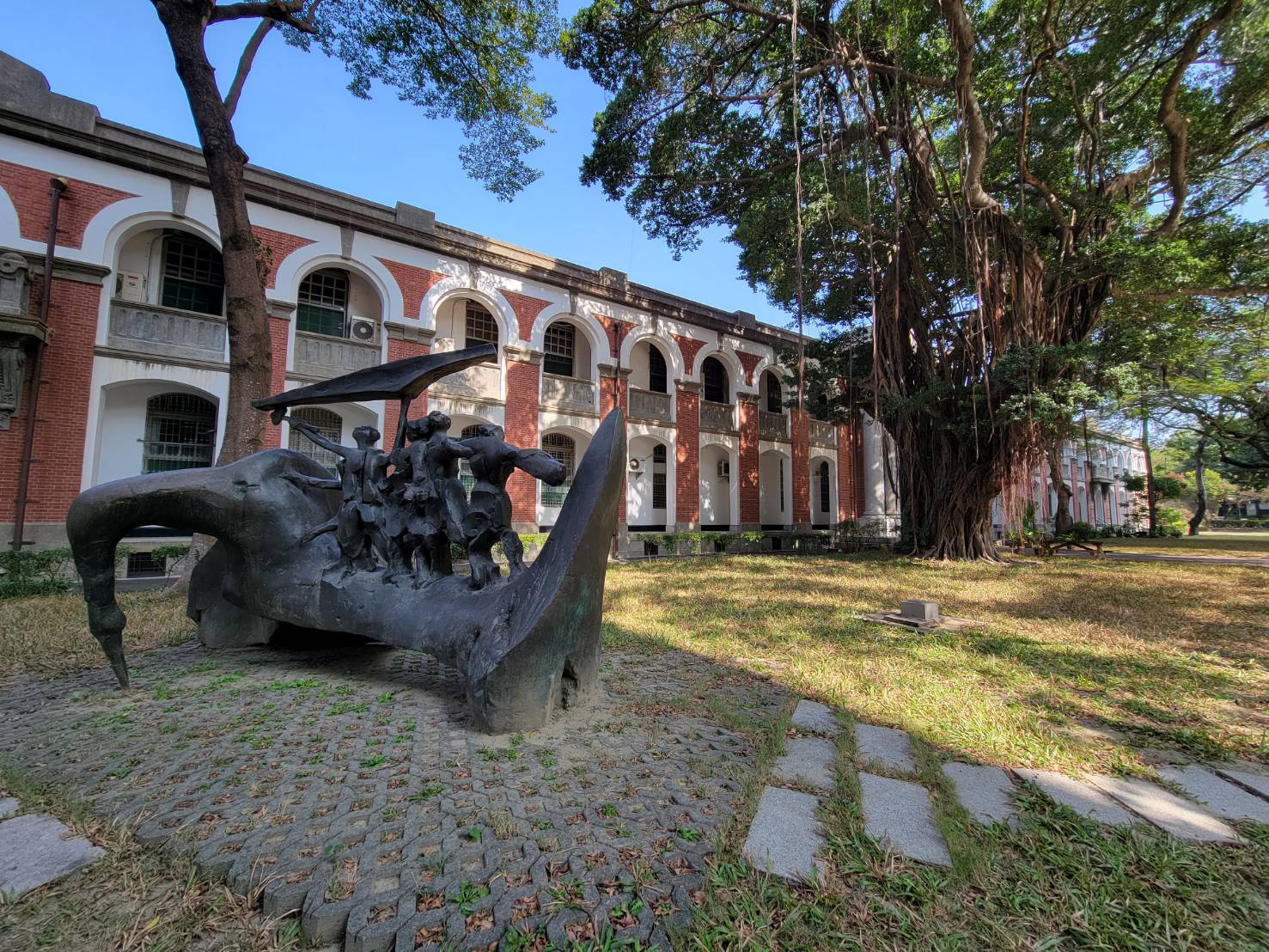 從系館柱廊望向校園